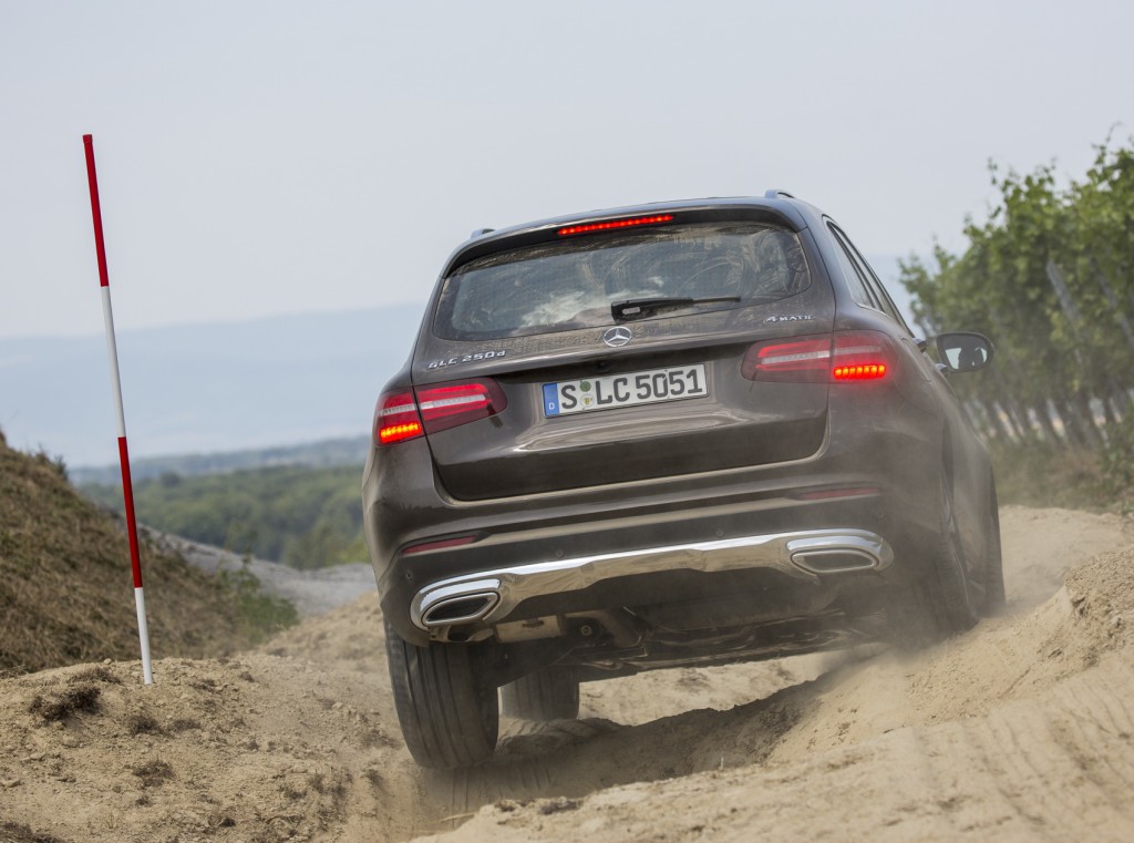 GLC_250_4MATIC_Citrinbraun_offroad