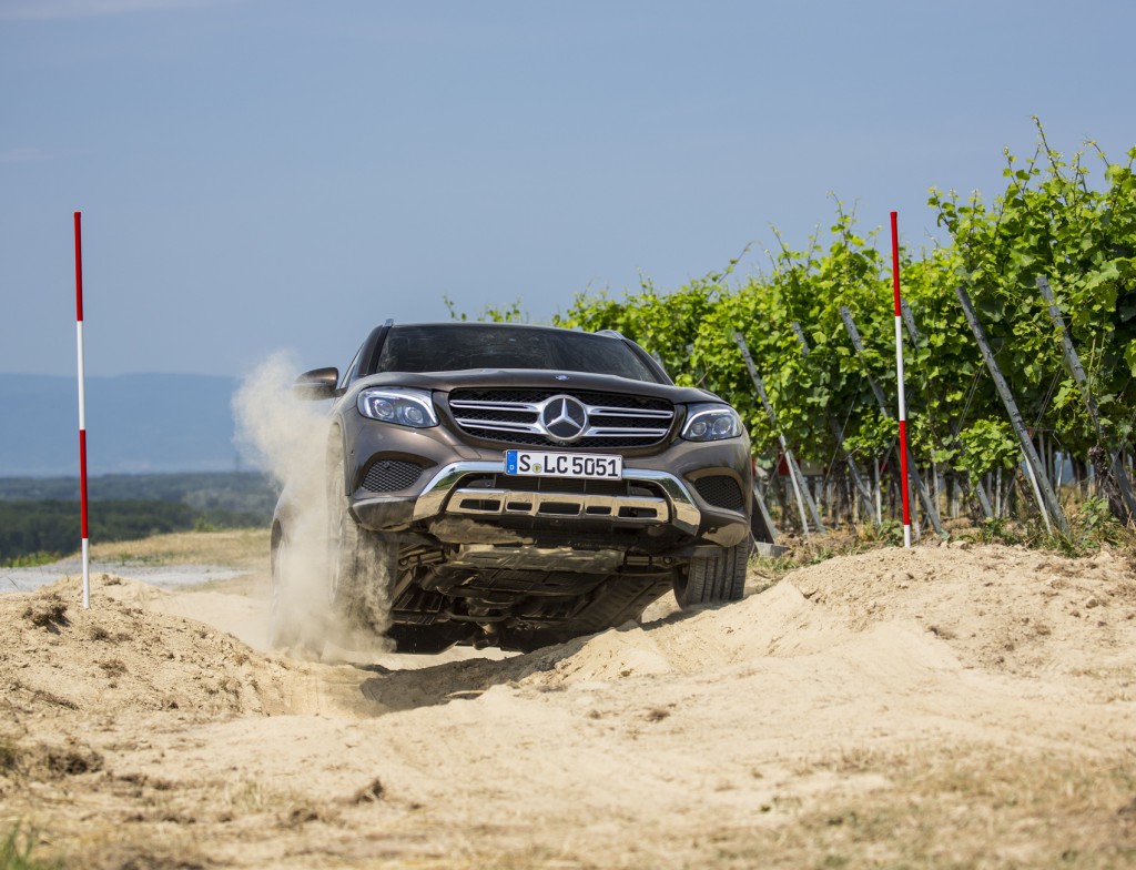 GLC_250_4MATIC_Citrinbraun_offroad