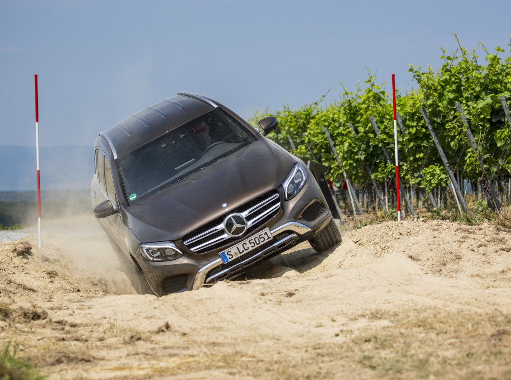 GLC_250_4MATIC_Citrinbraun_offroad